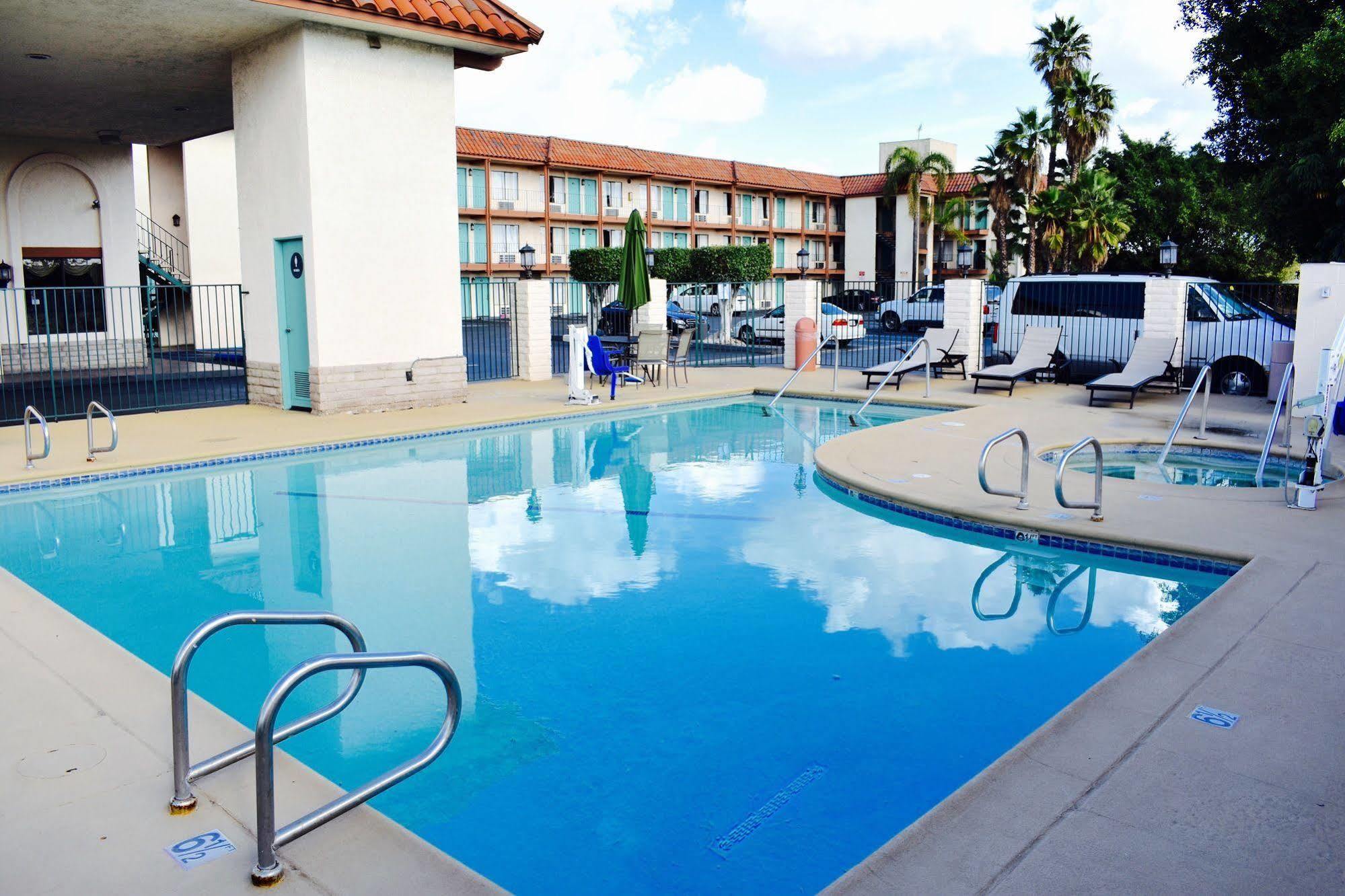 Days Inn By Wyndham Anaheim Near The Park Eksteriør bilde